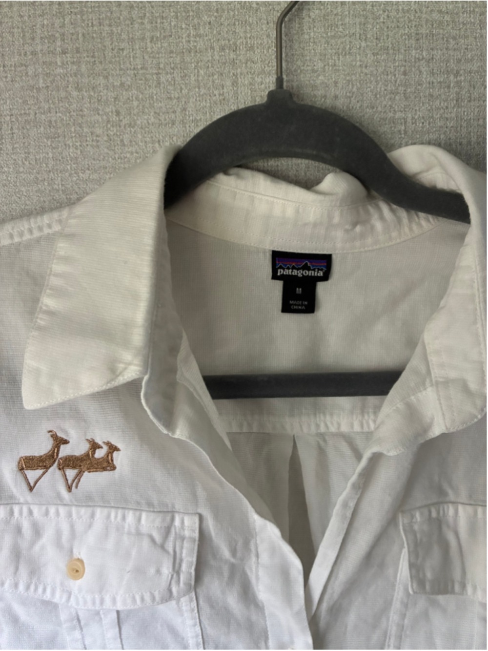 Women's Patagonia Button Down Shirt Size M White Brown Embroidered Deer - Picture 2 of 4